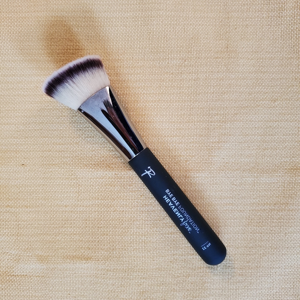 IT Cosmetic Bye Bye Brush